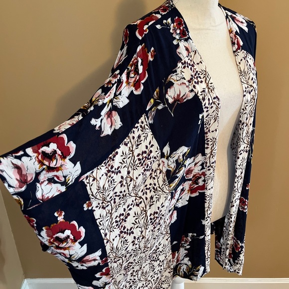 Altar'd State Small/ Medium Floral Kimono - Picture 2 of 5